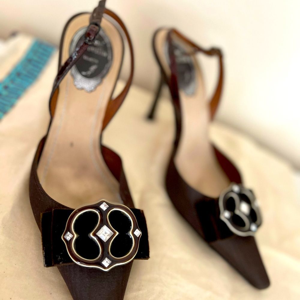 Classic Rene Caovilla closed toed heels in brown size 37.5. Warn on 3 occasions